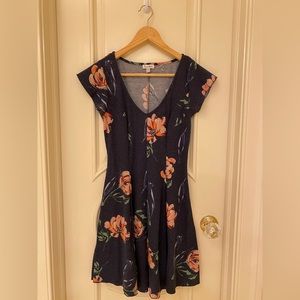 Love Fire Women’s V-Neck Mini Flow Dress in Navy Floral